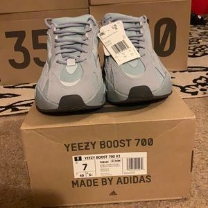 Adidas YEEZY BOOST 700